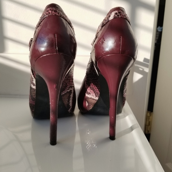 Guess Plum Purple Snakeskin Heels Size 7 - Picture 10 of 12